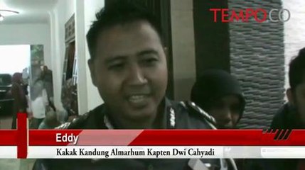 Descargar video: Kedatangan Jenazah Copilot Pesawat T50I Disambut Isak Tangis