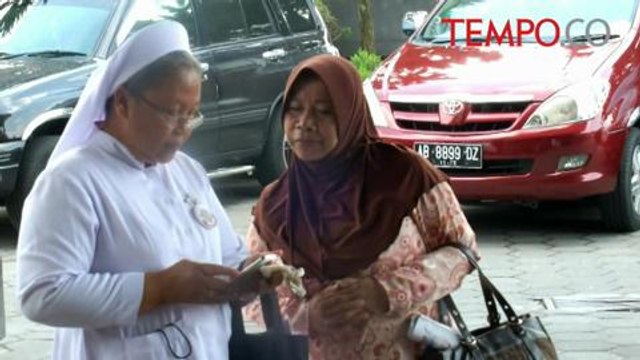 Unik, di Rumah Sakit Ini Pohon Natal dari Botol Infus Bekas