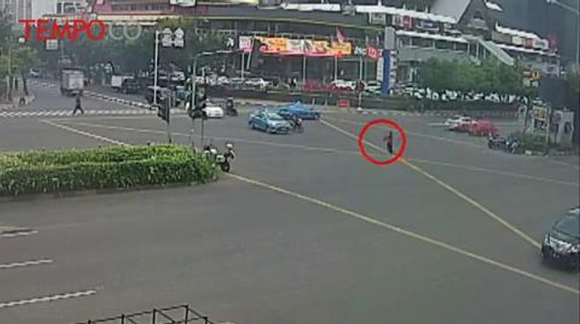 Rekaman CCTV: Sopir Gojek Berjibaku Menolong Korban