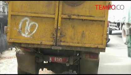 Diduga Sopir Mengantuk, Mobil Ini Hantam Truk Sampah
