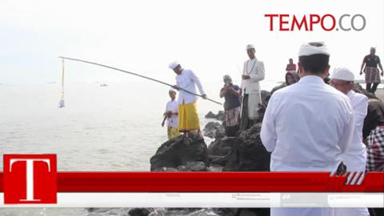 Ribuan Umat Hindu Gelar Upacara Melasti di Pant...