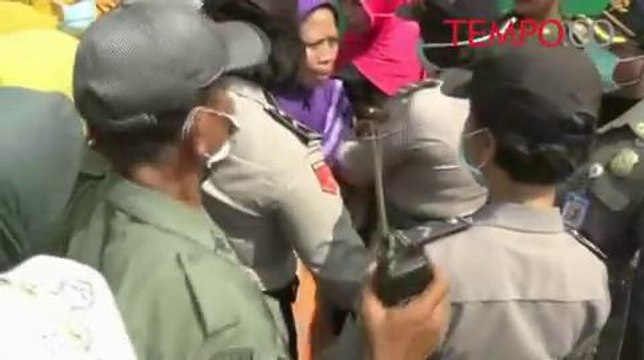 Menolak Digusur, Adu Mulut dengan Petugas, Wanita Ini Pingsan
