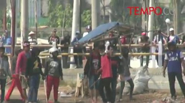 Mencekam, Unjuk Rasa Warga Dadap Berujung Bentrok dengan Aparat