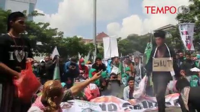 Ratusan Mahasiswa HMI Gerudug Markas Polda dan Gedung Dewan