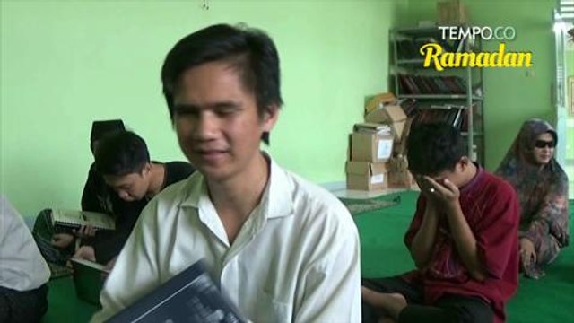Isi Ramadan, Para Tuna Netra Ini Belajar Ngaji Alquran Braille