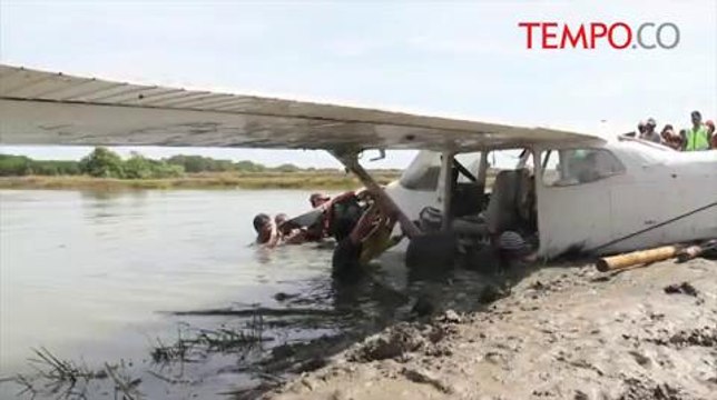 Begini Cara Warga Evakuasi Pesawat latih yang Jatuh
