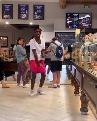 Cet homme fait quelque chose de très inattendue dans un centre commerciale. Regardez !