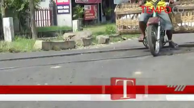 Rawan Kecelakaan, Relawan Jaga Perlintasan Kereta Tanpa Palang Pintu