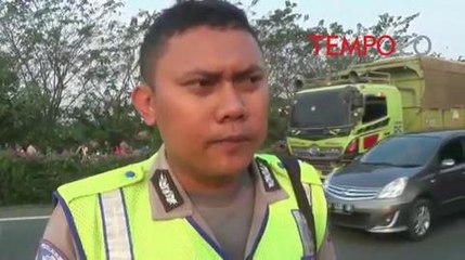 Detik-Detik Minibus Berpenumpang 6 Orang Terbakar