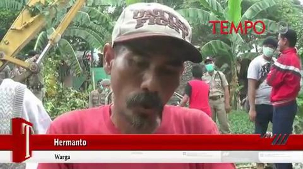 Penggusuran Bangli Ricuh, Pria Ini Pasrah Dilindas Alat Berat