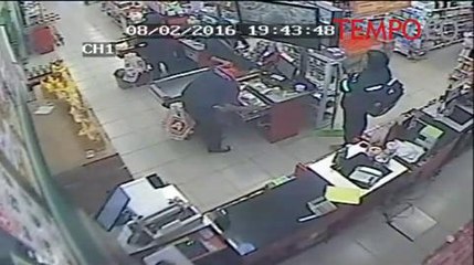 Terekam CCTV; Pengacara Berpistol Mengamuk bak Koboi di Minimarket