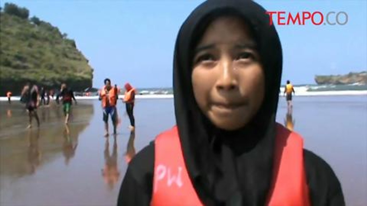 Ombak Tinggi Tak Surutkan Pengibaran Merah Putih di laut