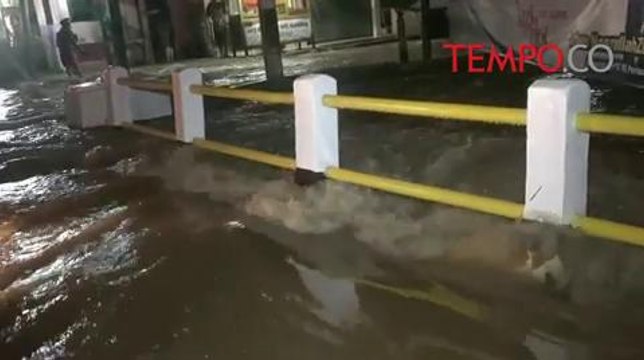 Tanggul Anak Kali Angke Jebol, Ratusan Rumah Terendam