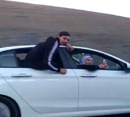 Otomobilin camında tehlikeli yolculuk