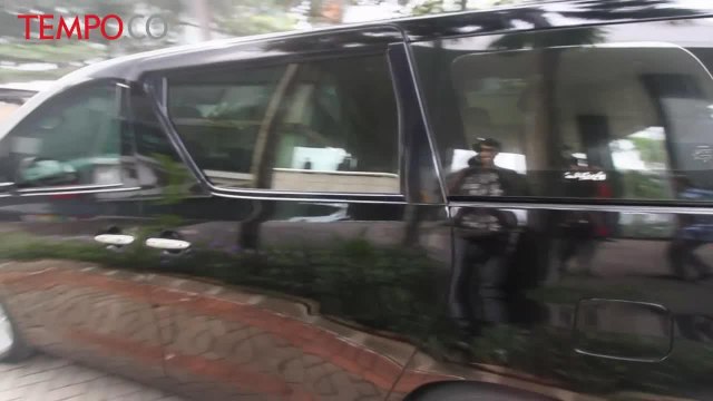 Artis Inneke Koesherawati Jenguk Suami di KPK