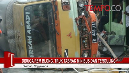 Download Video: Diduga Rem Blong, Truk Tabrak Minibus dan Terguling