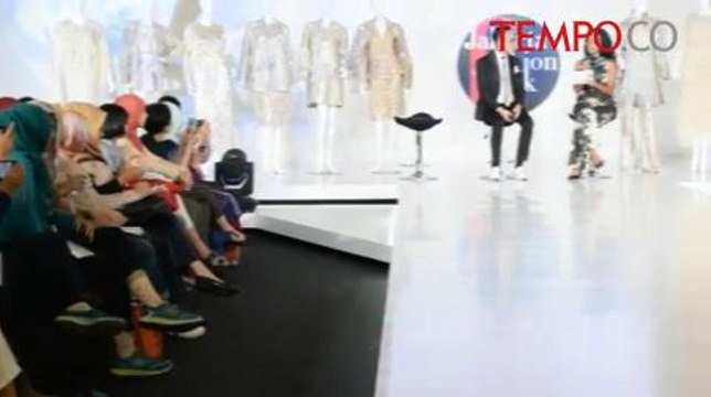 JFW 2017: Desainer Barli Asmara Rilis Buku Perjalanan Karier