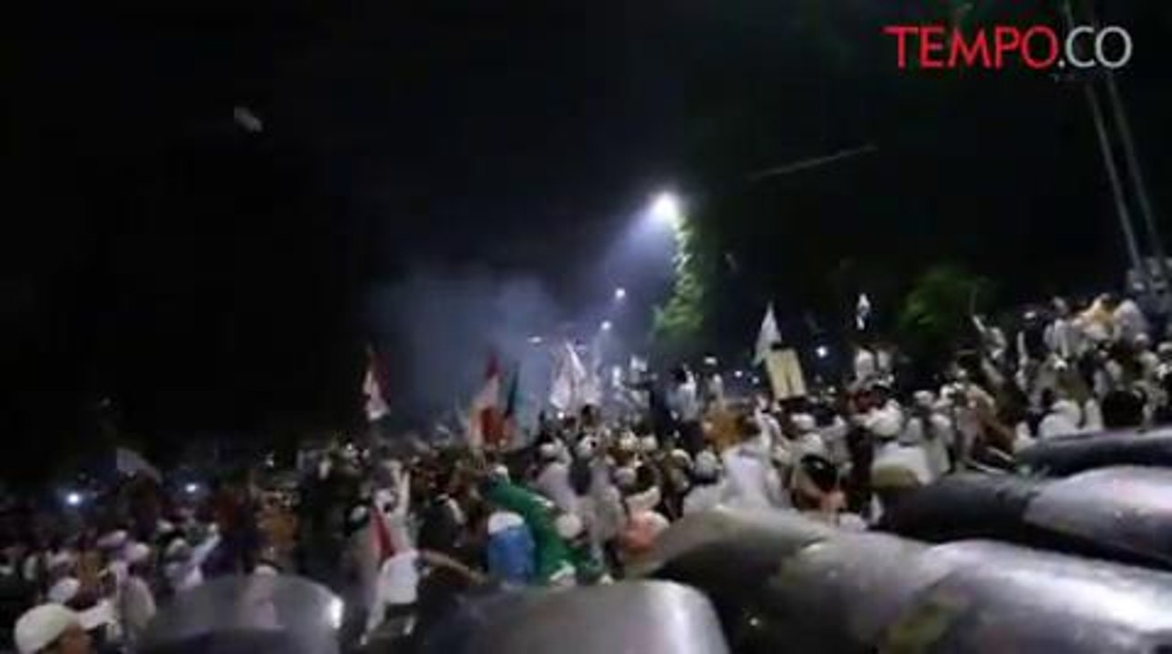 Aksi Damai Di Depan Istana Negara Berakhir Ricuh, Massa Lempari Polisi