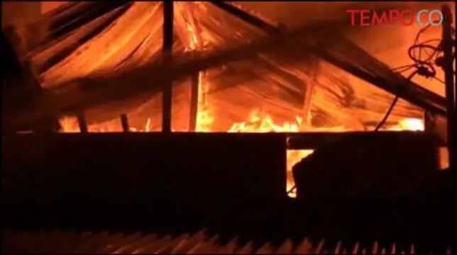 Kebakaran Hebat Hanguskan 30 Rumah dan Tewaskan 1 Warga Di Makassar