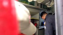 Policial sai de prédio e entra em ambulância na Praia da Costa