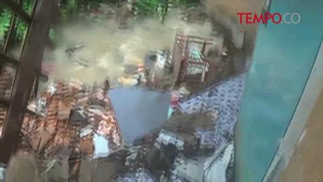 Hujan Deras 6 Ruangan SD di Pandeglang Tergerus Longsor