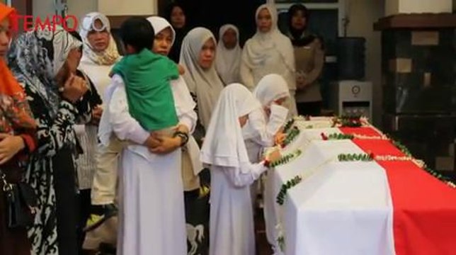 Disambut Isak Tangis, Jenazah Abdul Munir Tiba di Rumah Duka