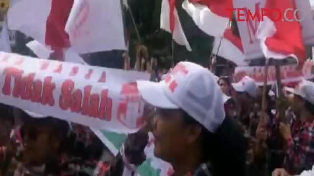 Massa Pendukung Ahok Berjoget di Luar Ruang Sidang