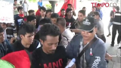 Saling Dorong Mewarnai Aksi Mahasiswa Tolak Pencabutan Listrik Bersubsidi