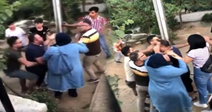 Mahalleli, parktaki çocukları taciz eden sapığı, tekme tokat dövdü! Kamera kayıttaydı