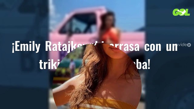 ¡Emily Ratajkowski arrasa con un trikini (y foto) bomba!
