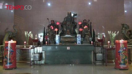 Jelang Imlek, Ritual Ayak Abu di Klenteng Boen San Bio