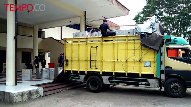 Distribusi Logistik Pilkada Brebes Dikawal Polisi Bersenjata