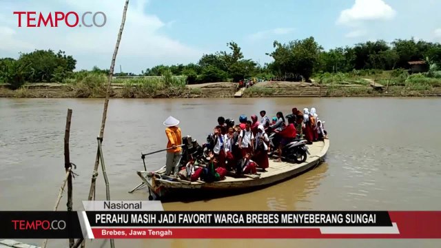 Meski sudah memiliki akses transportasi jalan yang relatif baik, namun jasa kapal penyeberangan sungai Pemali itu masih menjadi pilihan favorit warga.