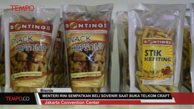 Menteri Rini Soemarmo Beli Sovenir saat Buka Telkomcraft