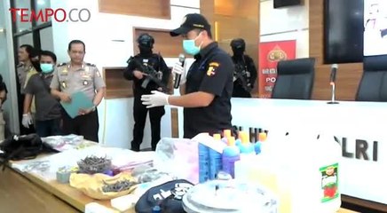 Mabes Polri Tampilkan Barang Bukti Bom Panci Bandung