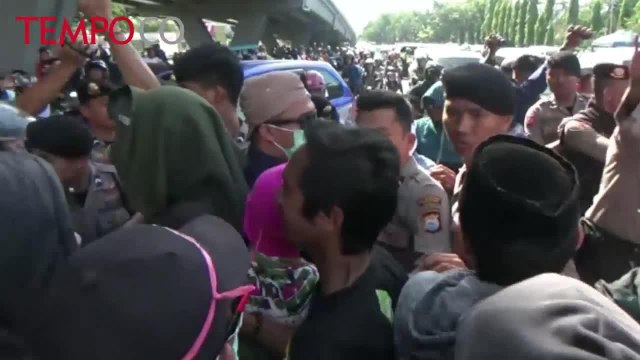 Menolak Digusur, Demo Warga Ricuh, Massa Lempari Truk TNI