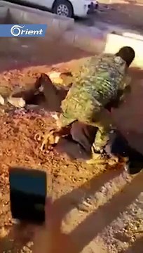 عنصر من ميليشيا الوحدات الكردية يهين مدنيين قرب منبج