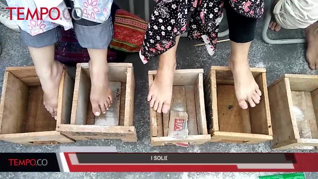 Sejumlah Aktivis Lakukan Aksi Solidaritas Untuk Patmi dengan Menyemen Kaki