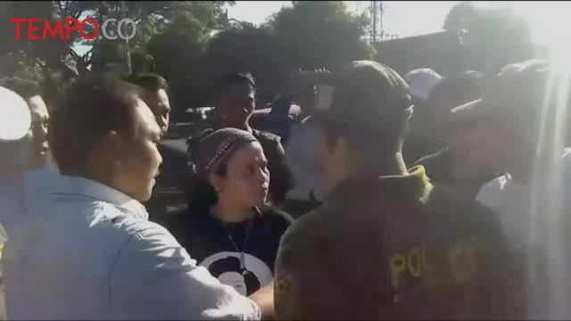 Adu Mulut dengan Polisi, Buruh Wanita Ini Ditampar