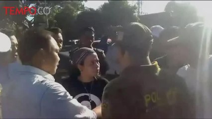 Adu Mulut dengan Polisi, Buruh Wanita Ini Ditampar