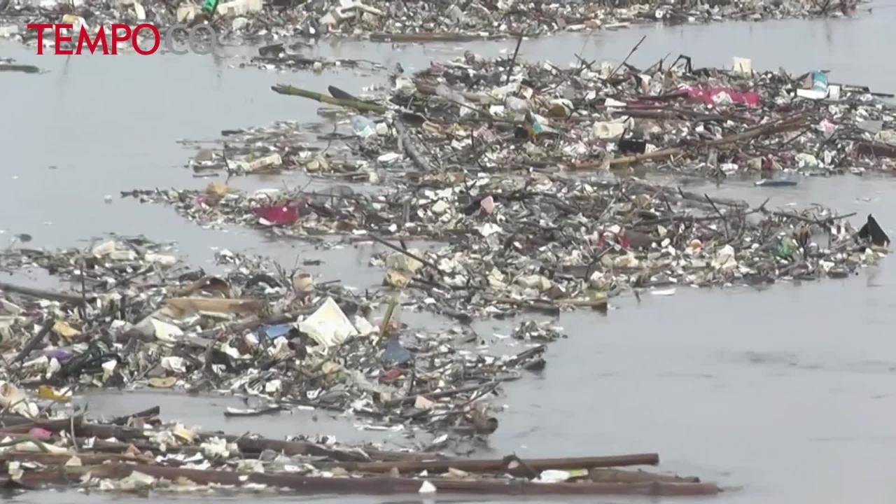 Usai Hujan Deras, Kali Cisadane Dipenuhi Lautan Sampah