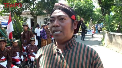 Promosikan Kawasan Kalasan, Warga Berebut Kirab Gunungan Ayam