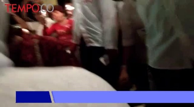 Seorang Ustadz Tiba-tiba Terjatuh Saat Memimpin Doa di Depan Balai Kota DKI Jakarta