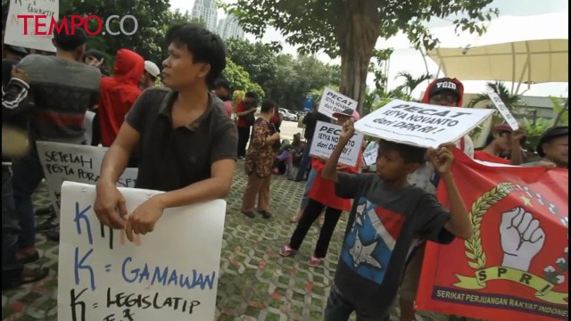 Massa Aksi Desak KPK Usut Keterlibatan Setnov Dalam Korupsi e-KTP