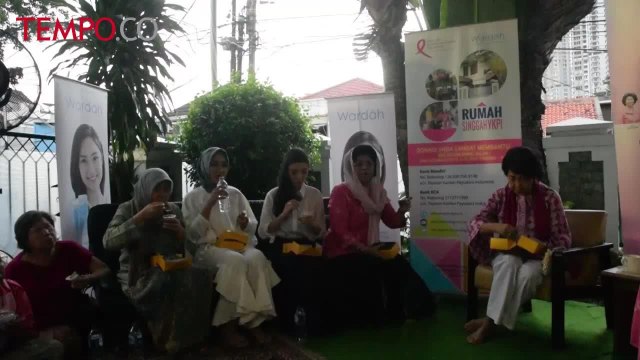 Perancang Mode Dian Pelangi Terinspirasi Survivor Kanker Payudara