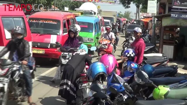 Belasan Pasar Tumpah di Jalan Tangerang Merak Jadi Titik Kemacetan Arus Mudik di Banten