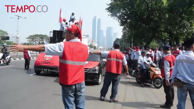 Ratusan Awak Mobil Tangki Demo di Depan Kantor Kemenaker