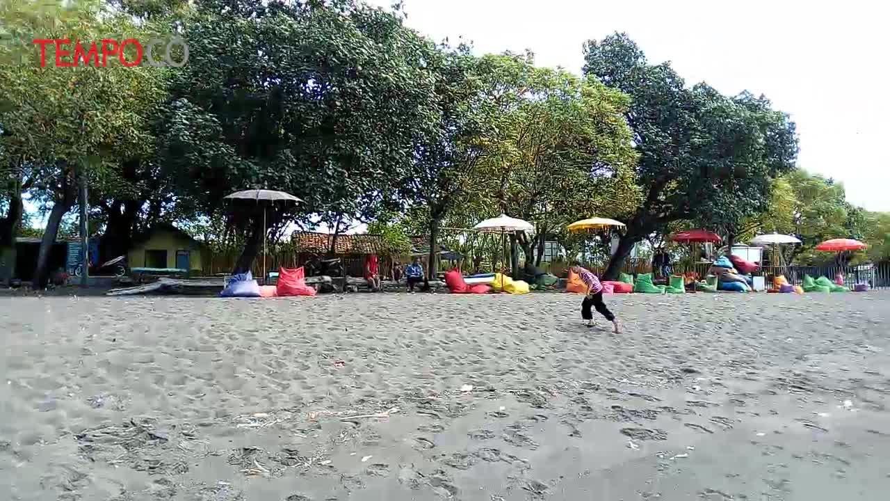 Pesona Pantai Syariah Pulau Santen di Ujung Pulau Jawa