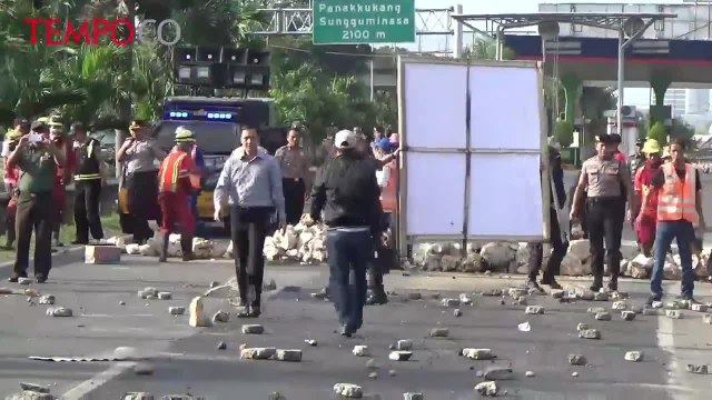 Tuntut ganti Rugi, Puluhan Mahasiswa dan Warga Tutup Tol Reformasi