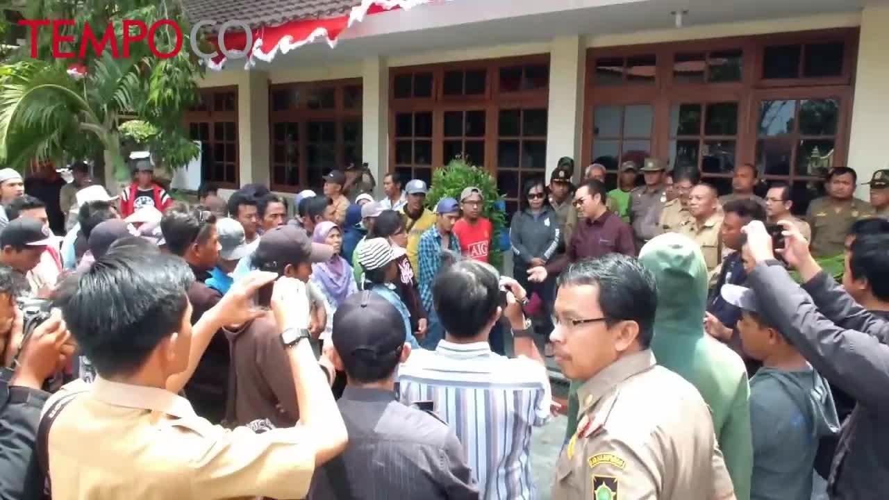 Protes Penggusuran Ricuh, Pria Ini Sembunyi di Antara Roda Alat Berat